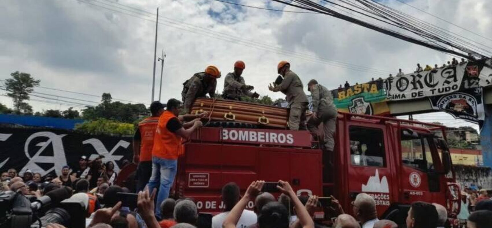 Maior ídolo do Vasco, Roberto Dinamite é sepultado em Caxias, no RJ