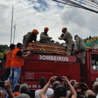 Maior ídolo do Vasco, Roberto Dinamite é sepultado em Caxias, no RJ