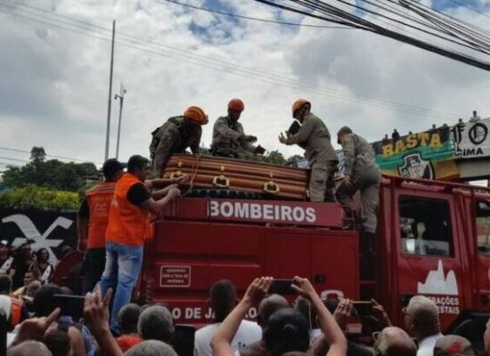 Maior ídolo do Vasco, Roberto Dinamite é sepultado em Caxias, no RJ