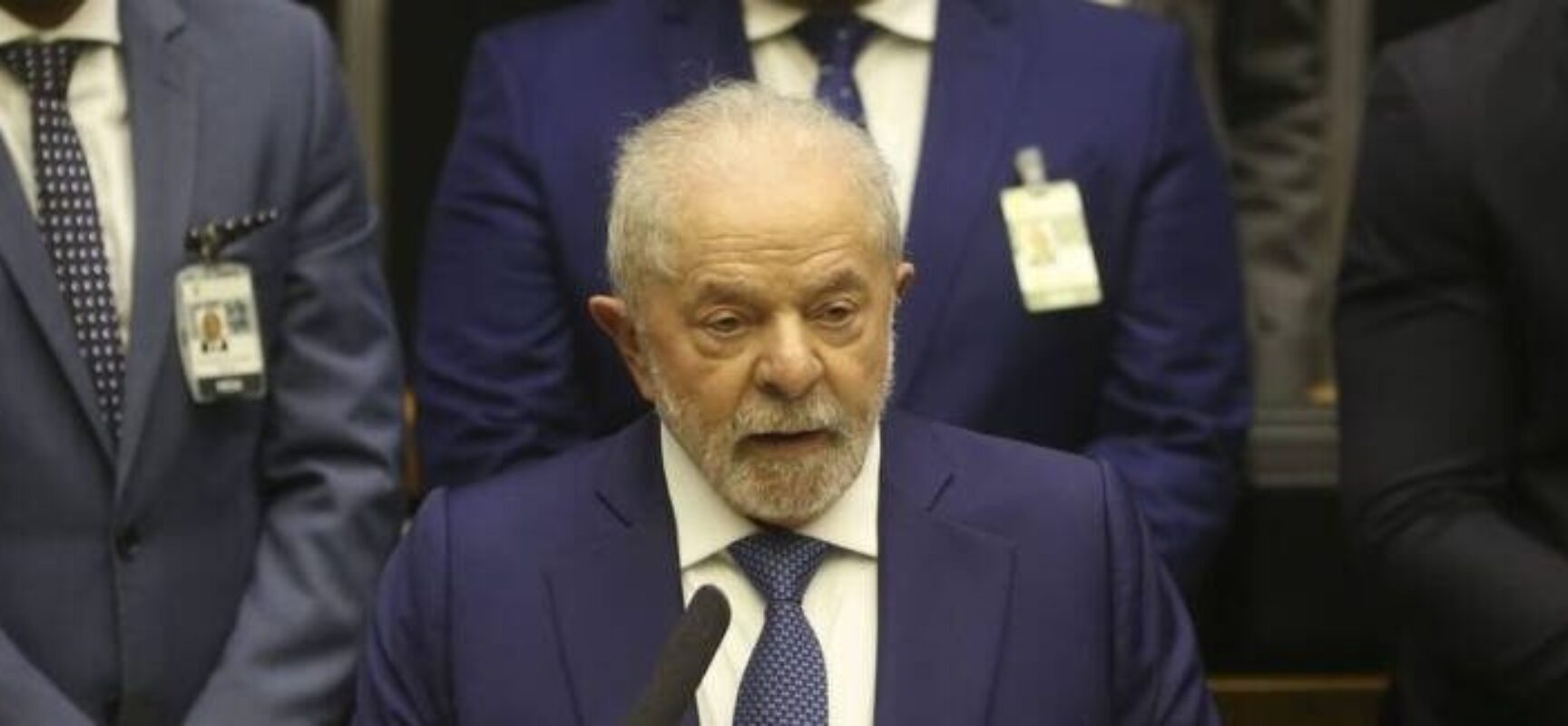 Em seu primeiro dia como presidente, Lula assina 52 decretos e 4 MPs