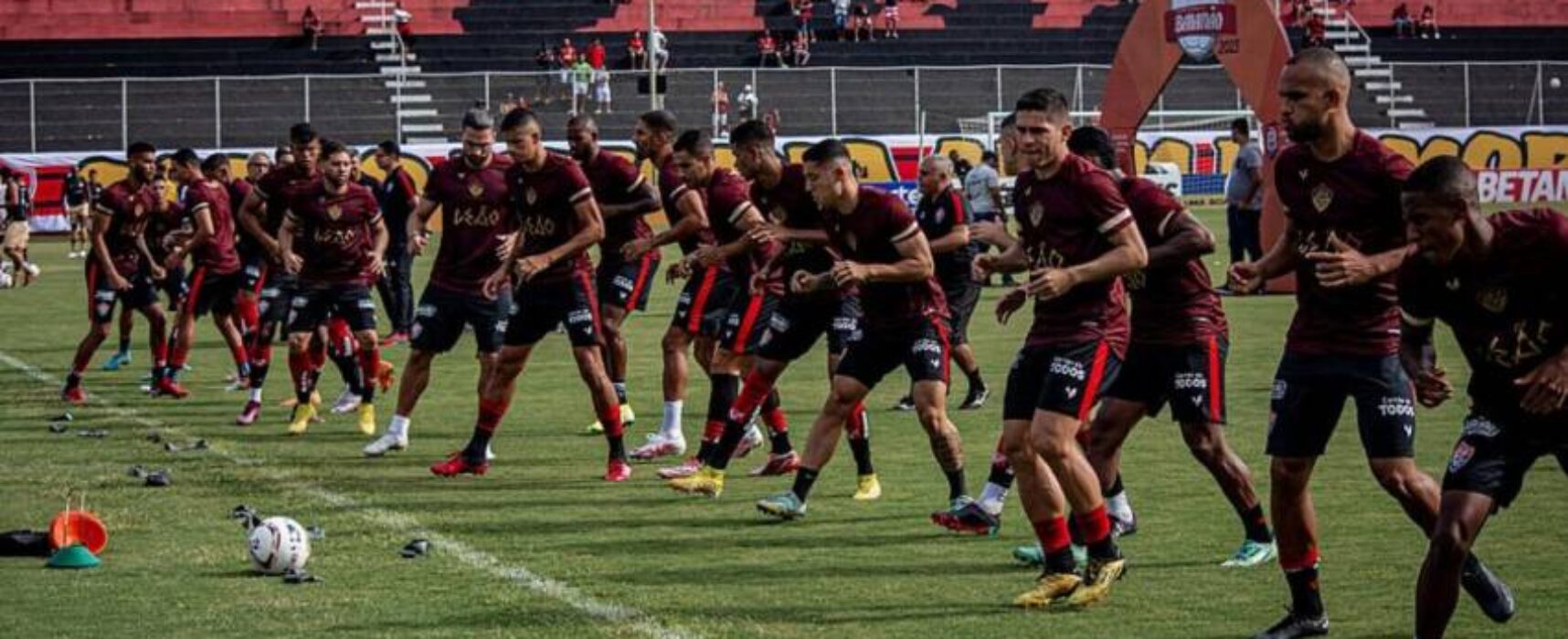 Vitória recebe Náutico e tenta recuperação no Nordestão