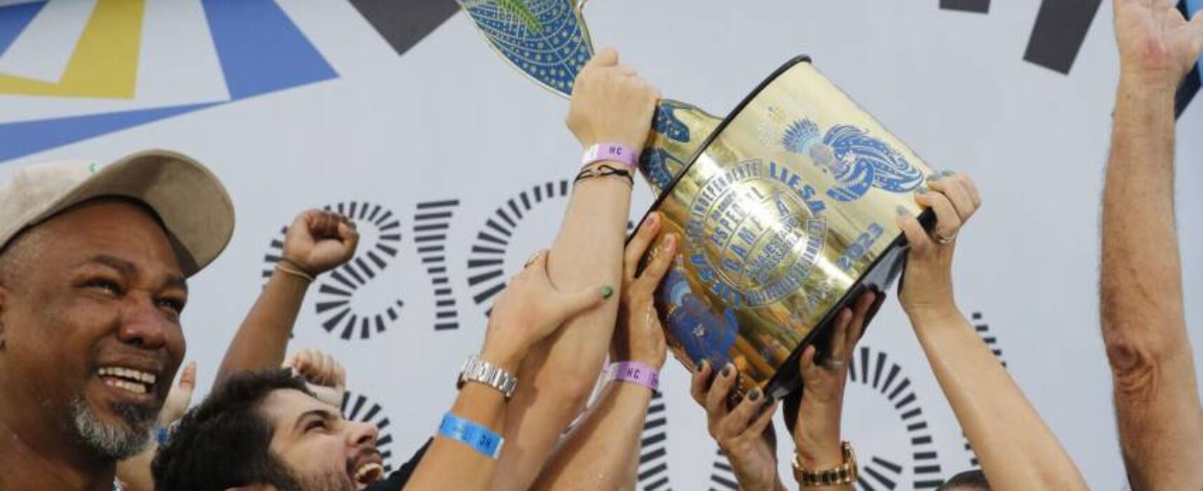 Campeã: Imperatriz Leopoldinense celebra fim de jejum de 22 anos