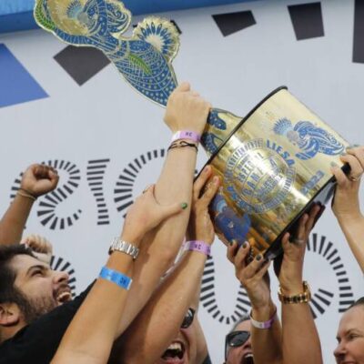 Campeã: Imperatriz Leopoldinense celebra fim de jejum de 22 anos