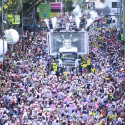 Com fantasias de Barbie, Muquiranas destacam alegria no circuito Osmar