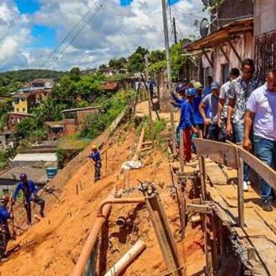 Prefeito confere obra de contenção no Alto do Amparo e requalificação da Praça da Maramata