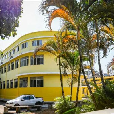 Prefeitura de Ilhéus realiza manutenção do telhado do IME após ventania da última segunda-feira