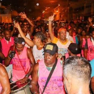 Carnaval em Ilhéus: prefeito se une a foliões e prestigia desfile do Bloco Zé Pereira no Pontal