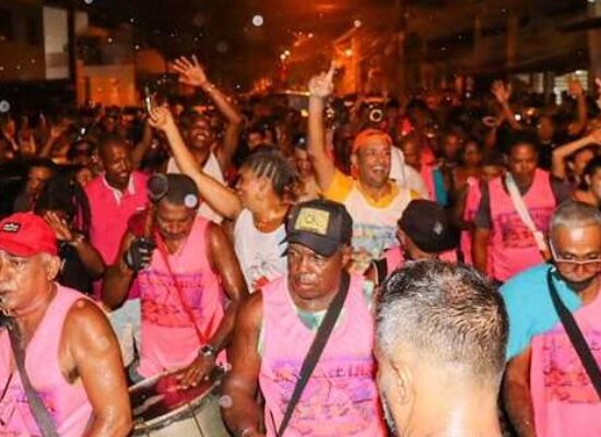 Carnaval em Ilhéus: prefeito se une a foliões e prestigia desfile do Bloco Zé Pereira no Pontal
