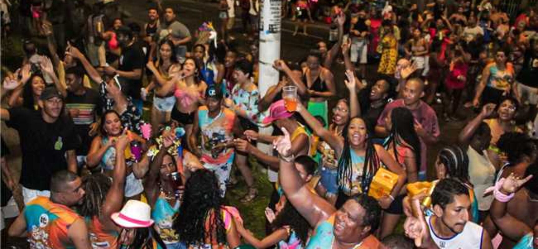 Carnaval de Ilhéus: Bloco 20 Comer e Os Caretas puxam folia e mantêm tradição na Avenida