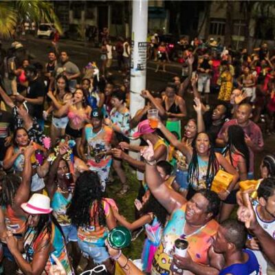 Carnaval de Ilhéus: Bloco 20 Comer e Os Caretas puxam folia e mantêm tradição na Avenida