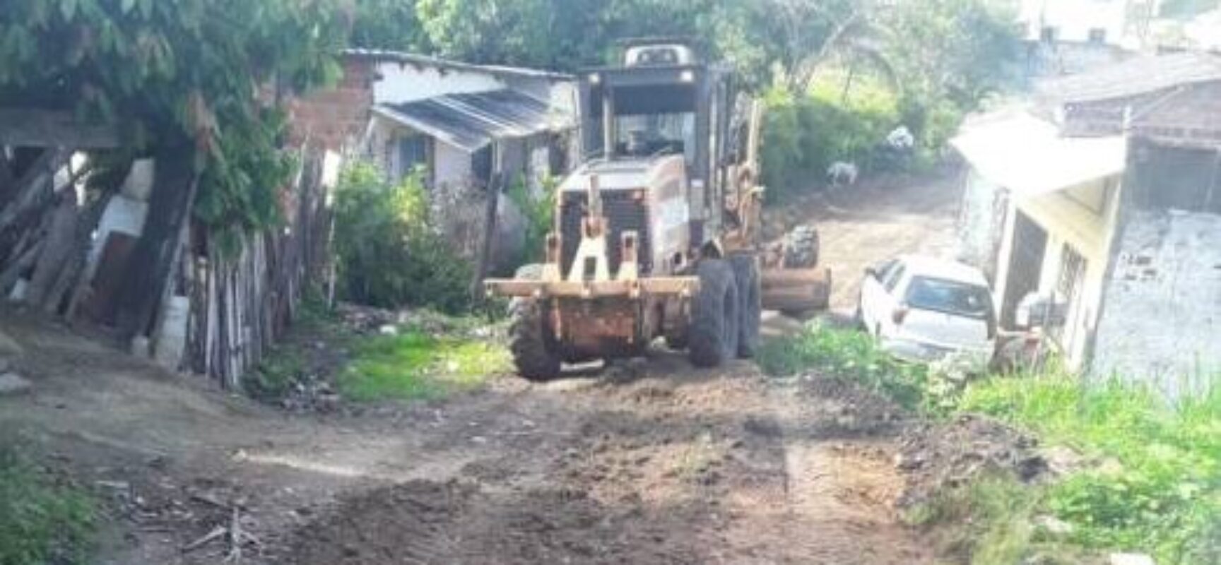 Prefeitura de Itabuna recupera via de acesso  dos ônibus em Nova Ferradas