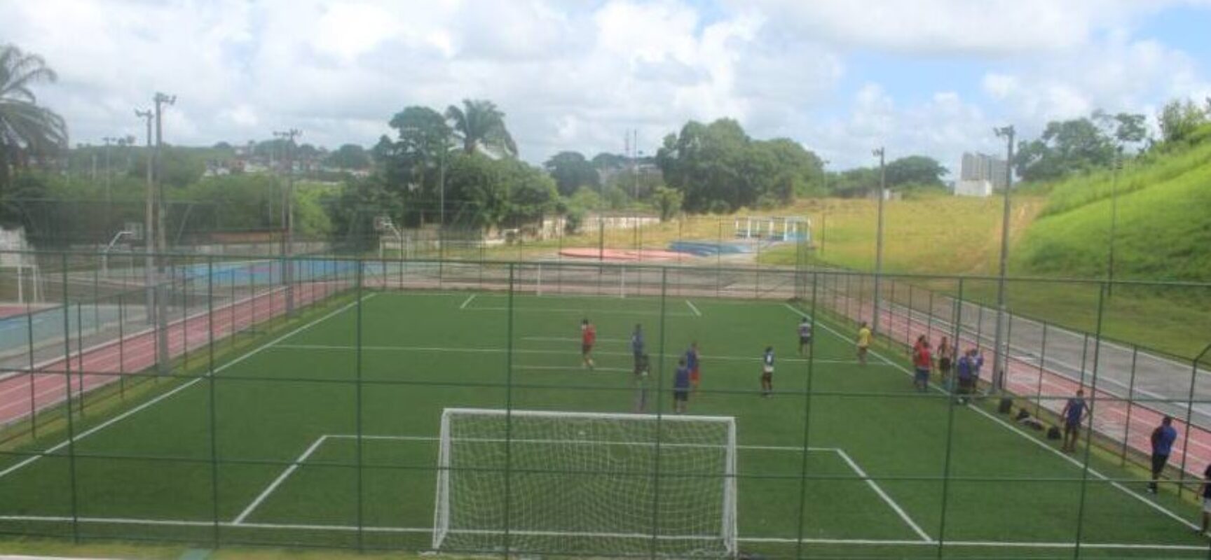 Atividades esportivas realizadas na Vila Olímpica Professor Everaldo Cardoso em Itabuna servem para a integração social