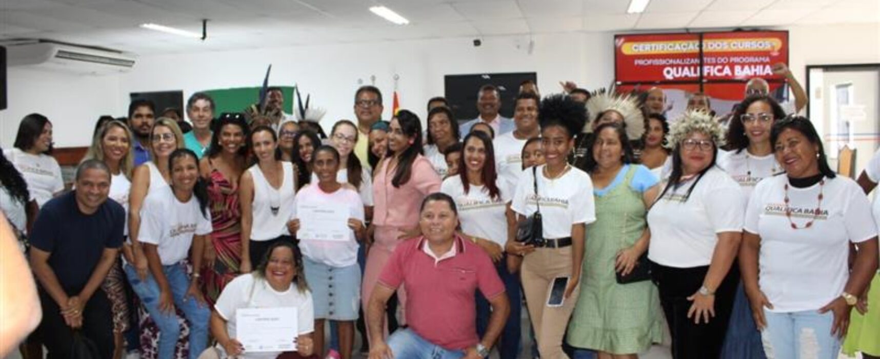 Programa Qualifica Bahia entrega certificados para alunos em cerimônia na Câmara de Ilhéus