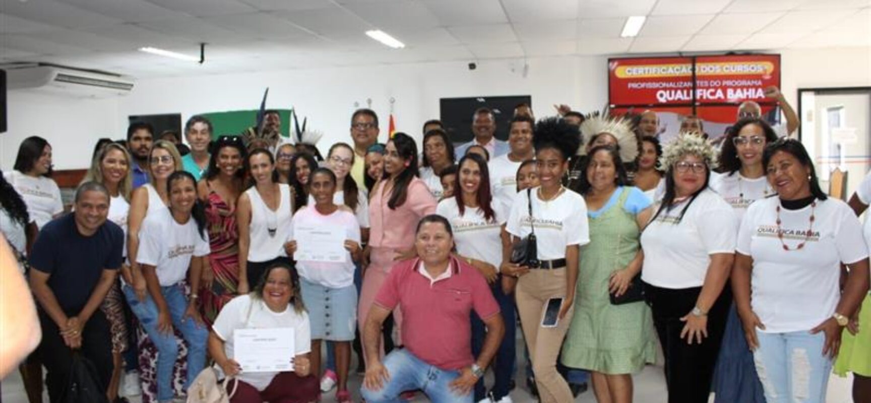 Programa Qualifica Bahia entrega certificados para alunos em cerimônia na Câmara de Ilhéus