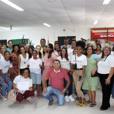 Programa Qualifica Bahia entrega certificados para alunos em cerimônia na Câmara de Ilhéus