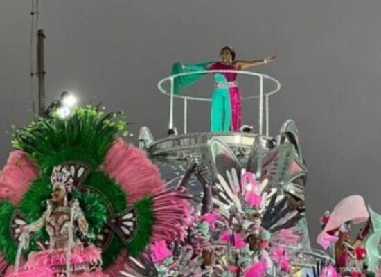 Margareth participa de desfile da Mangueira sobre “As Áfricas que a Bahia canta”