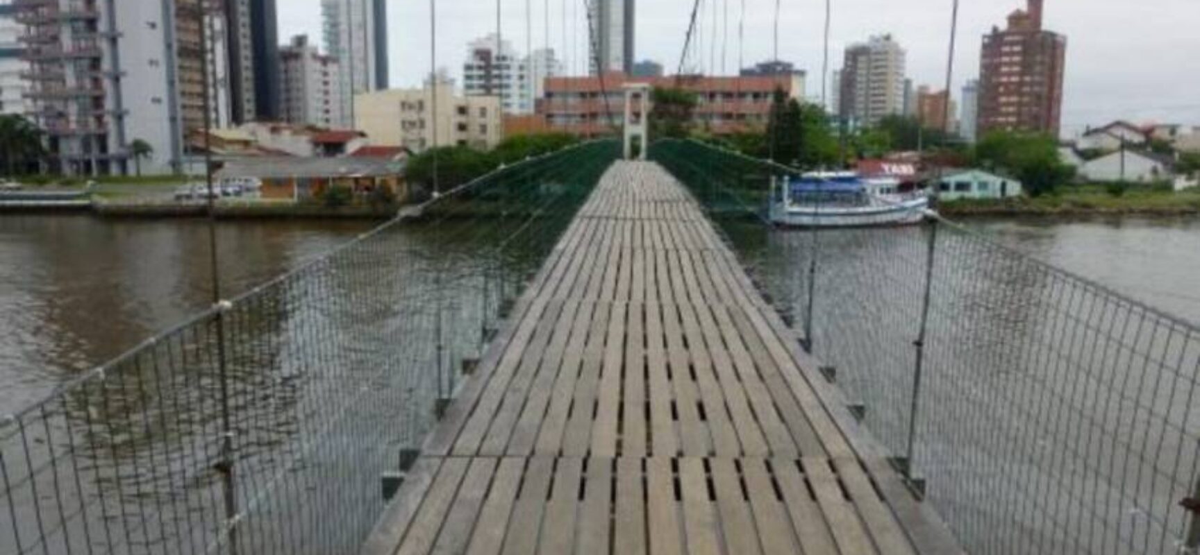 Ponte cai com cerca de 100 pessoas na divisa entre RS e SC