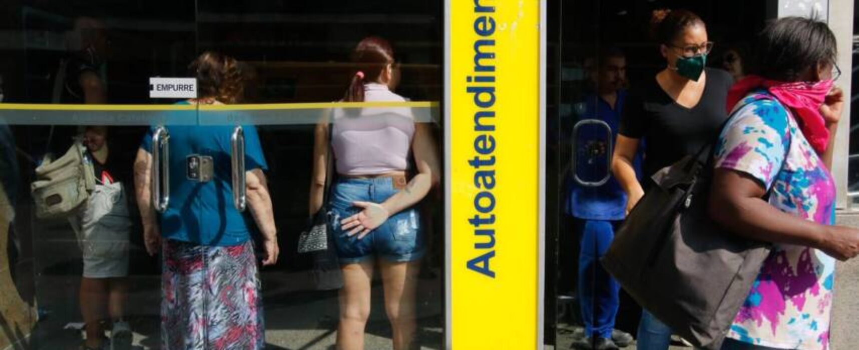 Bancos reabrem após feriado de carnaval