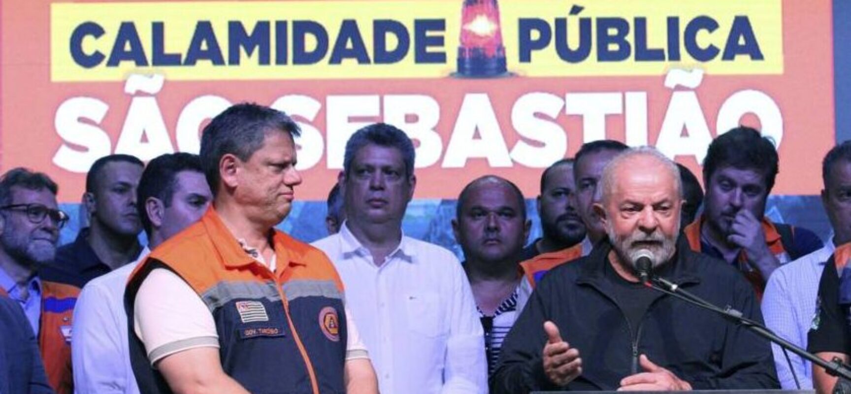Em São Sebastião, Lula promete reconstrução de casas em áreas seguras