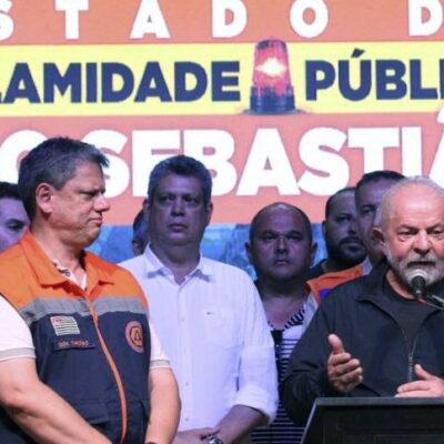 Em São Sebastião, Lula promete reconstrução de casas em áreas seguras