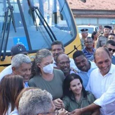 Ilhéus recebe novo ônibus para transporte escolar, fruto de emenda do ex-deputado Bebeto Galvão