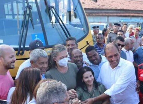 Ilhéus recebe novo ônibus para transporte escolar, fruto de emenda do ex-deputado Bebeto Galvão