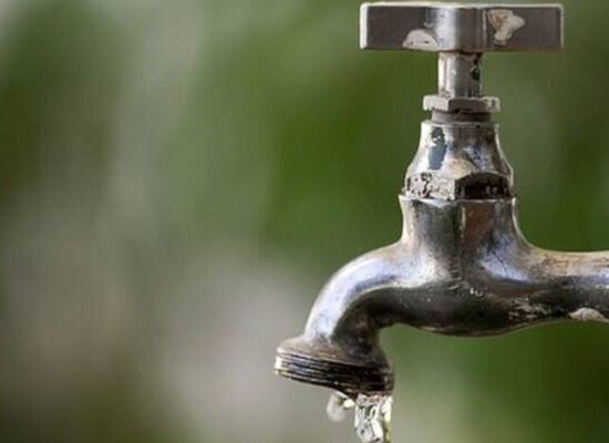 Mais da metade da água potável de Salvador não chega aos consumidores; furtos e vazamentos são principais motivos