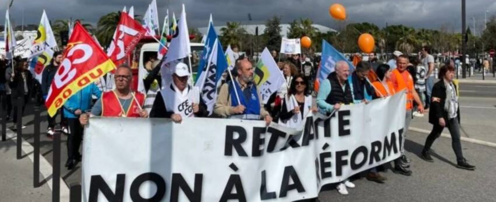 Macron enfrenta mais um dia de protestos em toda a França por causa do aumento da idade de aposentadoria