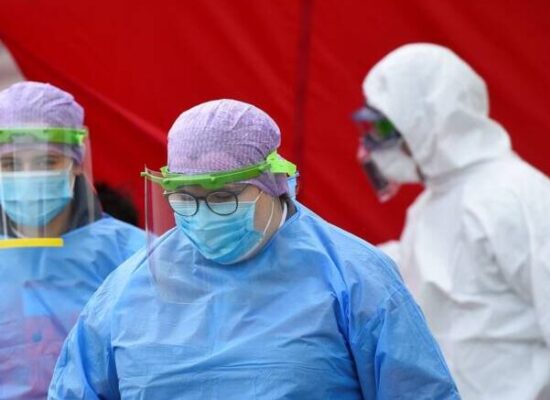 Em três anos de pandemia de covid-19, ciência e vírus evoluíram