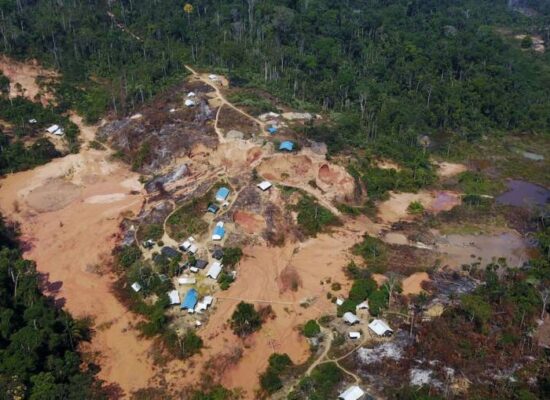 Leis frágeis ajudam expansão de garimpo ilegal na Amazônia, diz dossiê