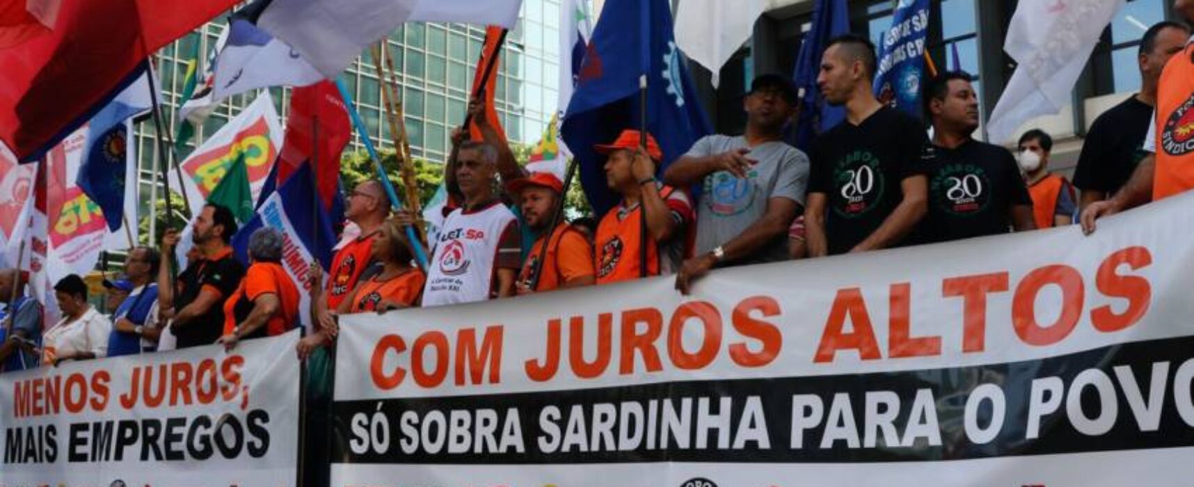 Centrais sindicais protestam contra taxa básica de juros de 13,75%