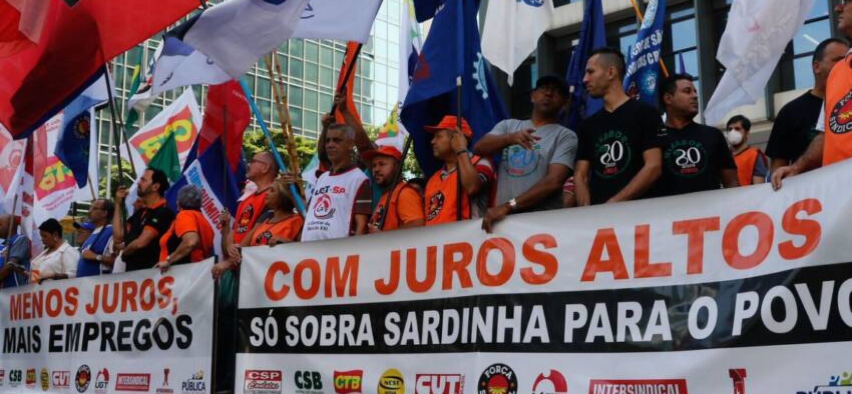 Centrais sindicais protestam contra taxa básica de juros de 13,75%
