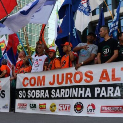 Centrais sindicais protestam contra taxa básica de juros de 13,75%