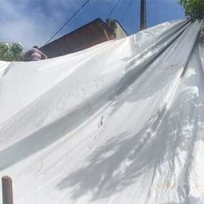 Com foco na prevenção, Prefeitura de Ilhéus dá continuidade à aplicação de lonas em áreas de risco