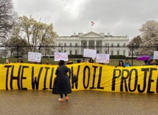 EUA: Ambientalistas protestam após Biden aprovar exploração de petróleo no Alasca