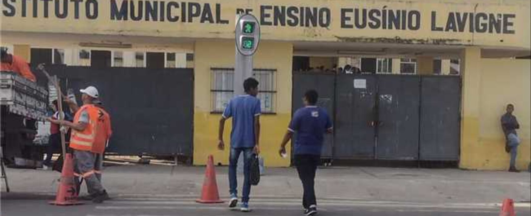 Município instala semáforo com botoeira na Avenida Canavieiras para garantir segurança no trânsito