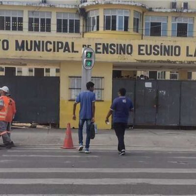 Município instala semáforo com botoeira na Avenida Canavieiras para garantir segurança no trânsito