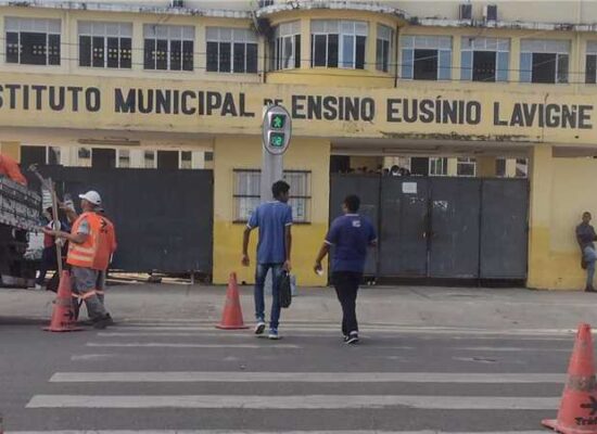 Município instala semáforo com botoeira na Avenida Canavieiras para garantir segurança no trânsito