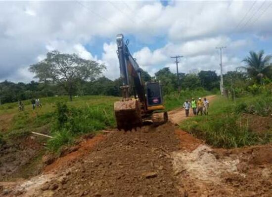 Prefeitura de Ilhéus conclui manutenção emergencial na estrada de acesso ao distrito de Rio do Braço