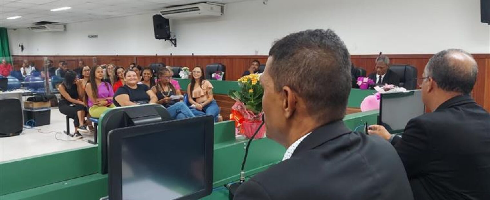 Presidente Abraão destaca importância das servidoras mulheres para a Câmara de Ilheus