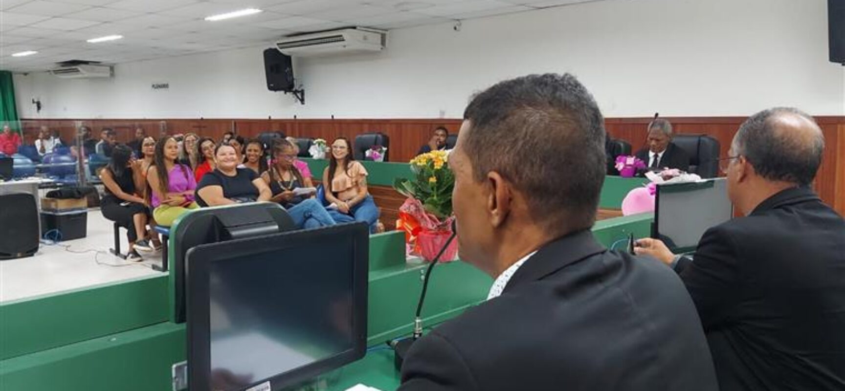 Presidente Abraão destaca importância das servidoras mulheres para a Câmara de Ilheus