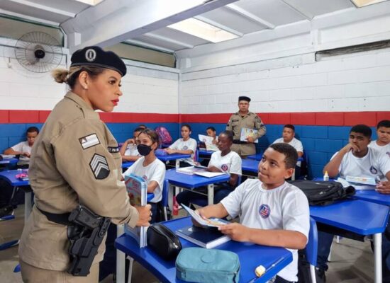 Polícia Militar distribuiu material didático do PROERD a estudantes da Rede Municipal de ensino