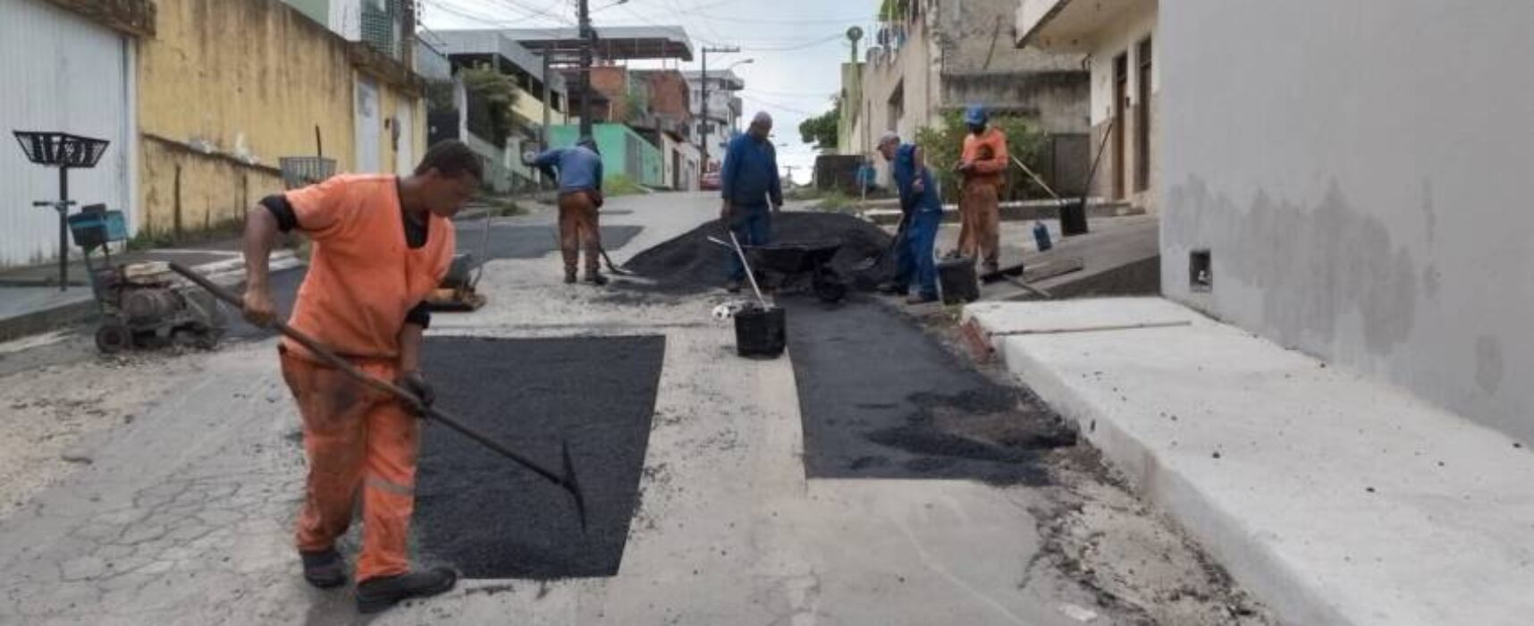 Prefeitura atende aos moradores e recupera ruas do Bairro Jardim Grapiúna