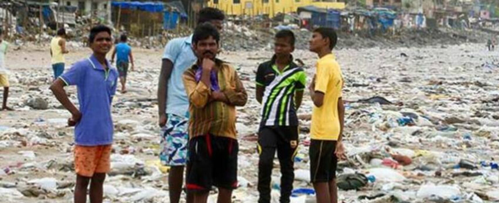 Mundo joga um caminhão de lixo, por minuto, nos oceanos