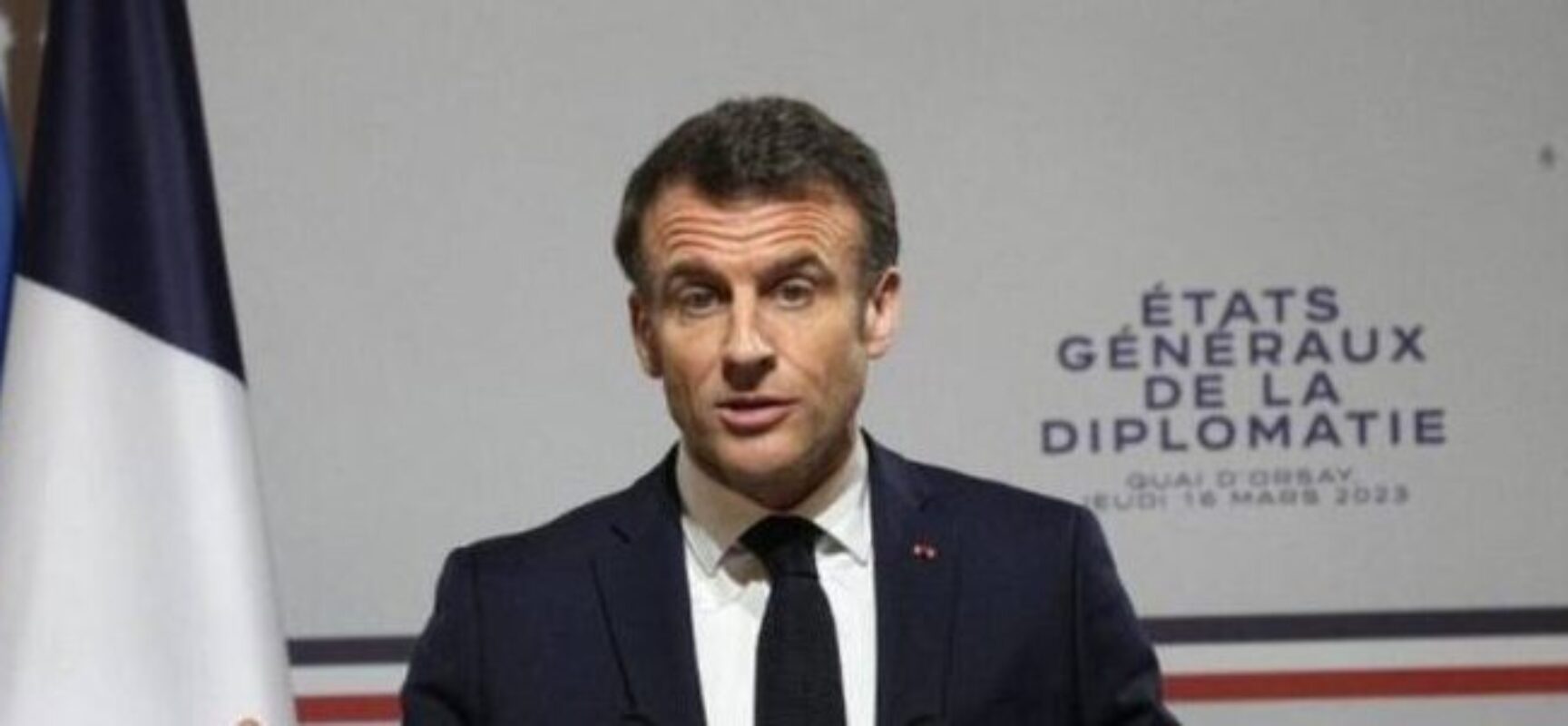 Na França, deputados apresentam moção de censura a Macron