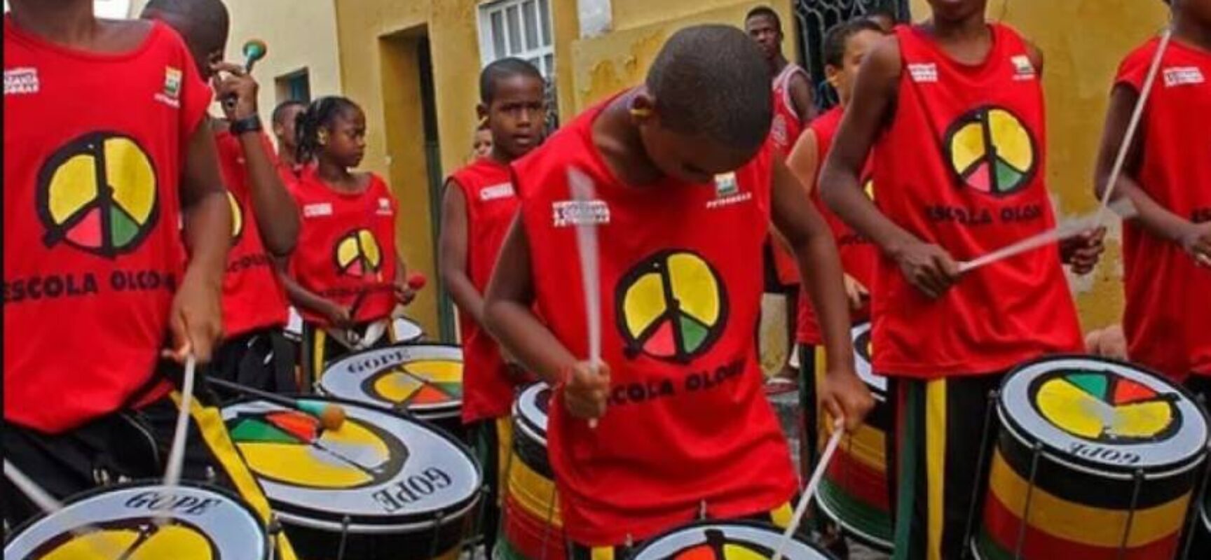 Escola Olodum oferece 20 vagas em oficina de canto infantojuvenil para alunos de 10 a 21 anos