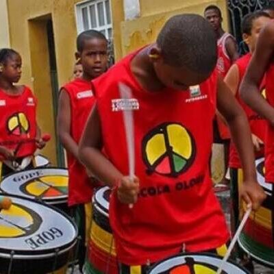 Escola Olodum oferece 20 vagas em oficina de canto infantojuvenil para alunos de 10 a 21 anos