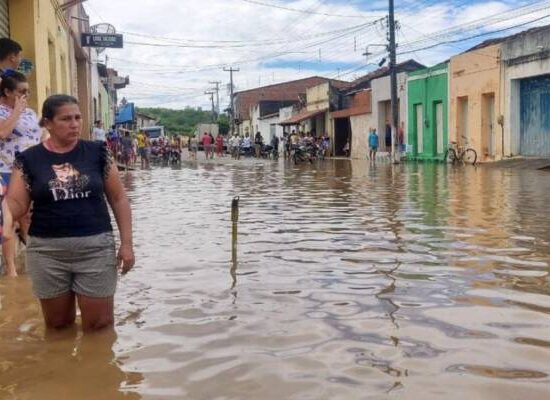 Rompimento de barragem provoca inundações e alagamento no Ceará