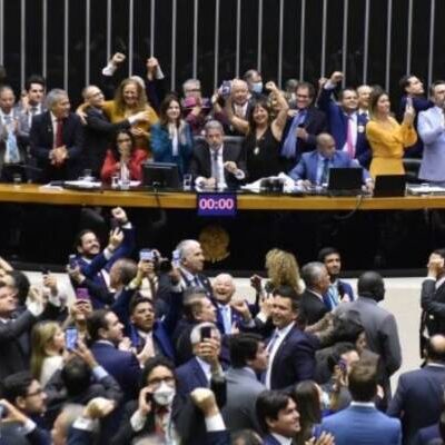 Câmara muda regra para deputadas federais gestantes participarem de votações