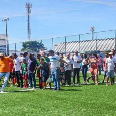 Mário Alexandre anuncia fechamento do Canal do Hernani Sá durante entrega de Areninha no bairro